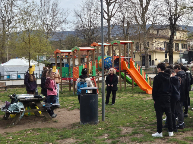 Studenti lungo il fiume 