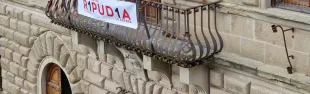 Striscione appeso al Palazzo Comunale 