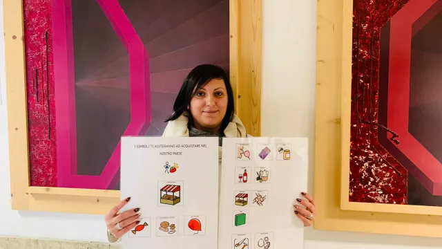 Foto Assessore Tatiana Pistolesi con cartelli inclusivi