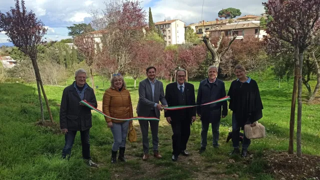 immagine Il sindaco Roberto Ciappi inaugura un viale alberato nel Parco Policrosalus