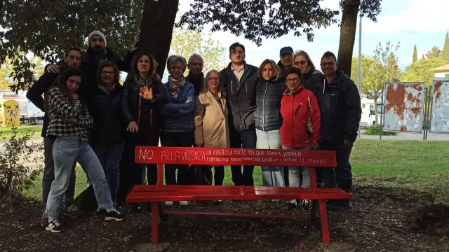 immagine panchina rossa e un albero piantato nel boschetto dell’Uccellare