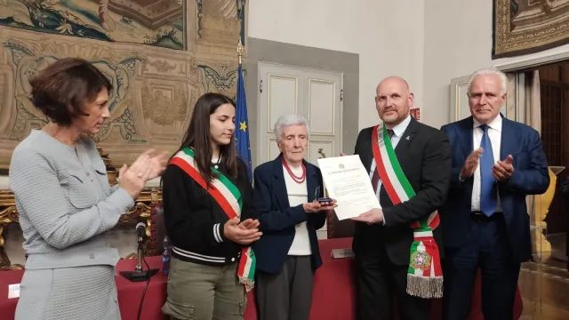 Conferimento medaglia d'oro a Mirella Lotti