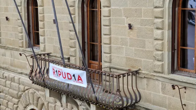 Striscione appeso al Palazzo Comunale 