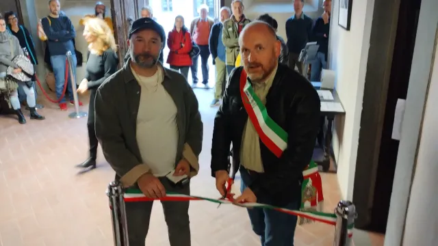 Taglio del nastro mostra fotografica Elvio Pierattini