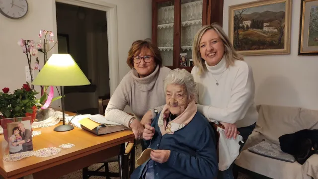 Noemi Morandi con le figlie Gisella e Simona