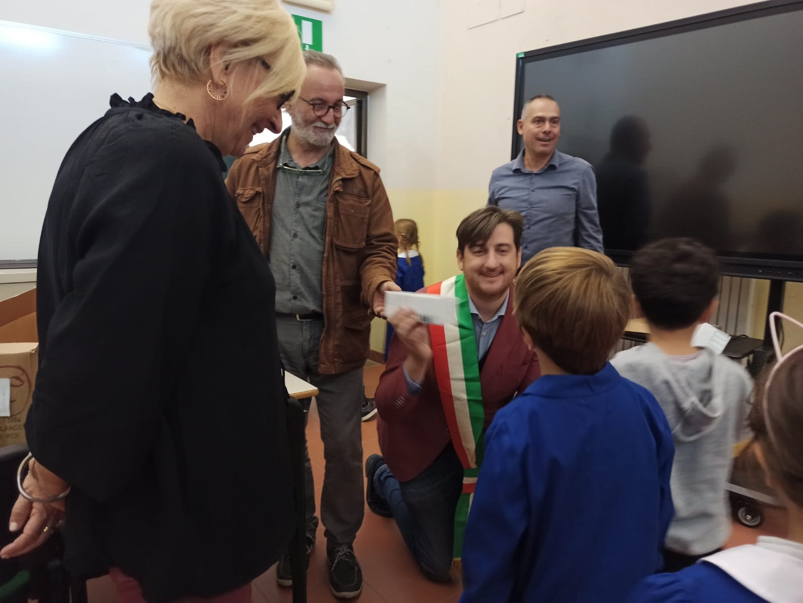 Foto 1 consegna ecoborracce Scuola Primaria a San Casciano V.P.