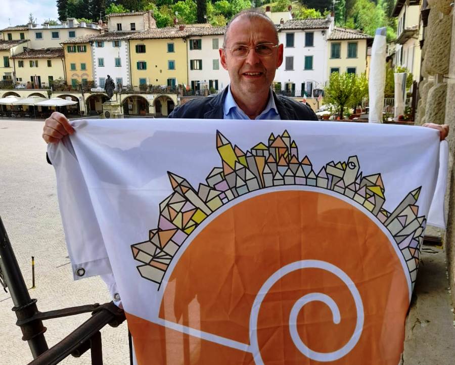 immagine Paolo Sottani con bandiera slow Greve in Chianti