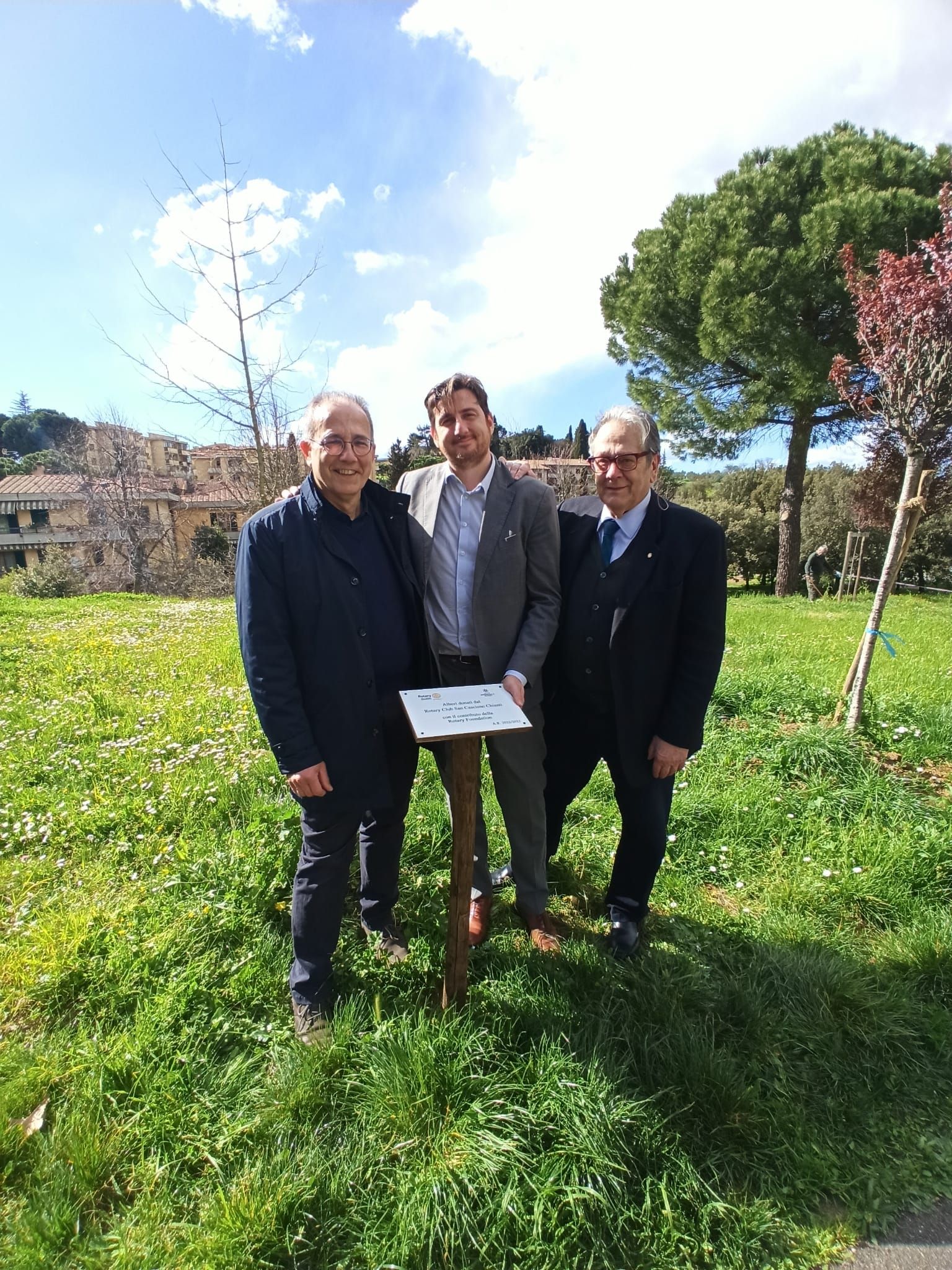 immagine Il sindaco Roberto Ciappi inaugura un viale alberato nel Parco Policrosalus