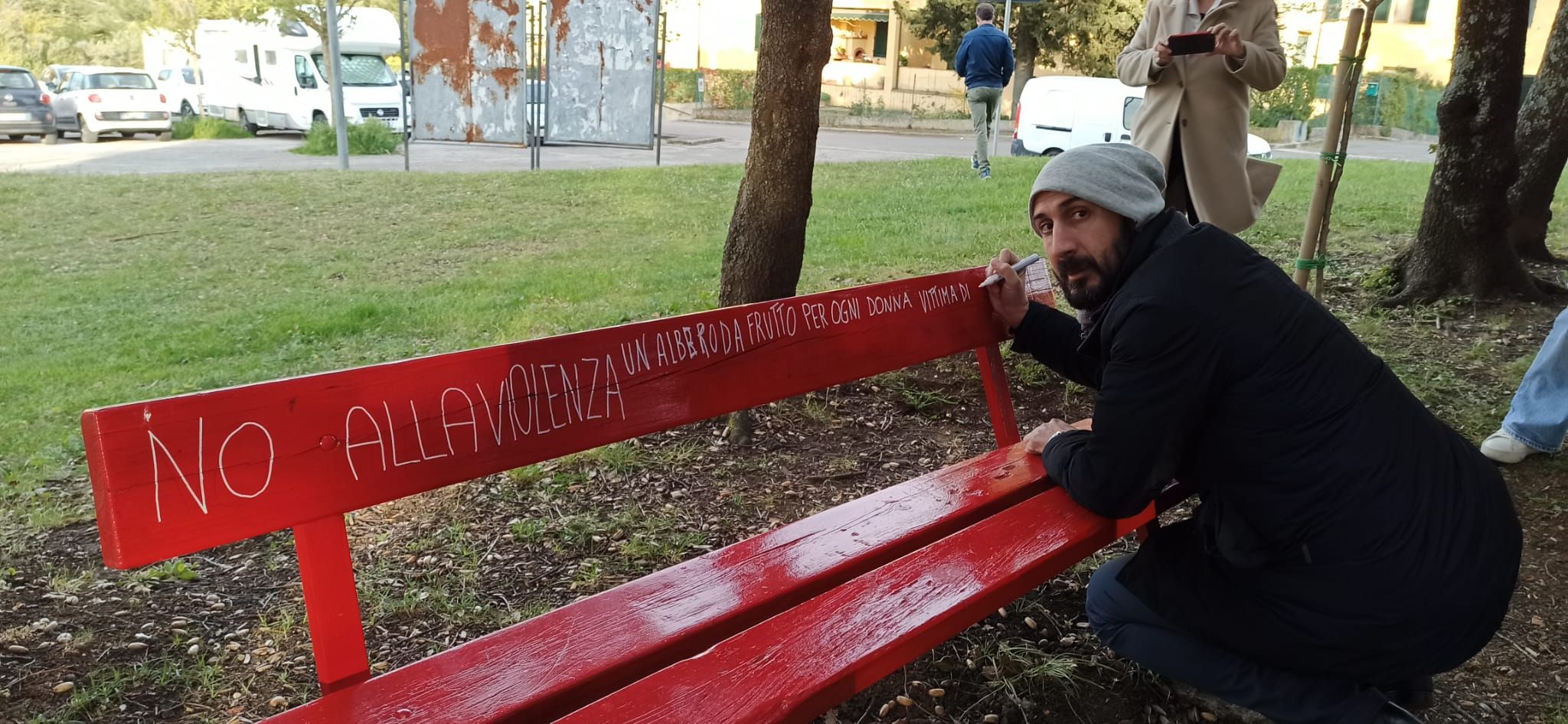 immagine panchina rossa e un albero piantato nel boschetto dell’Uccellare_1