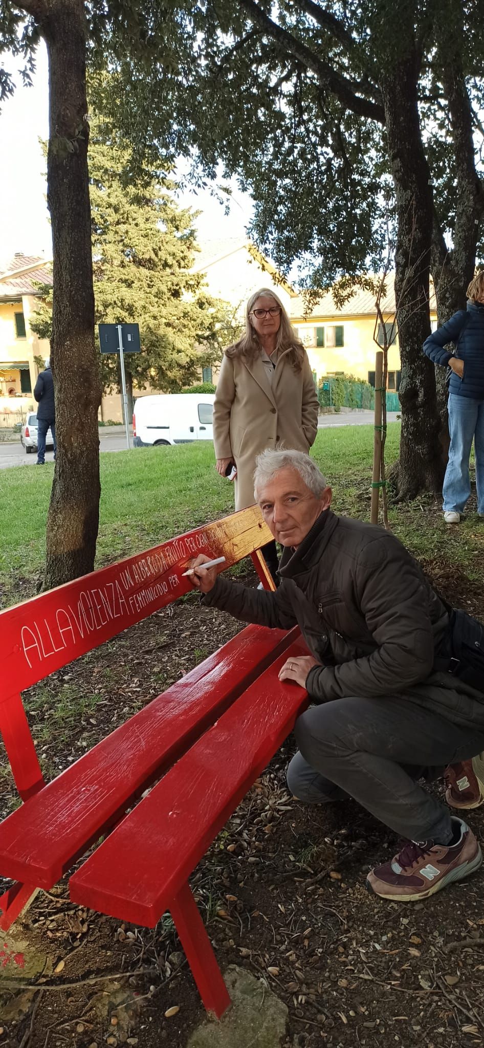 immagine panchina rossa e un albero piantato nel boschetto dell’Uccellare_5