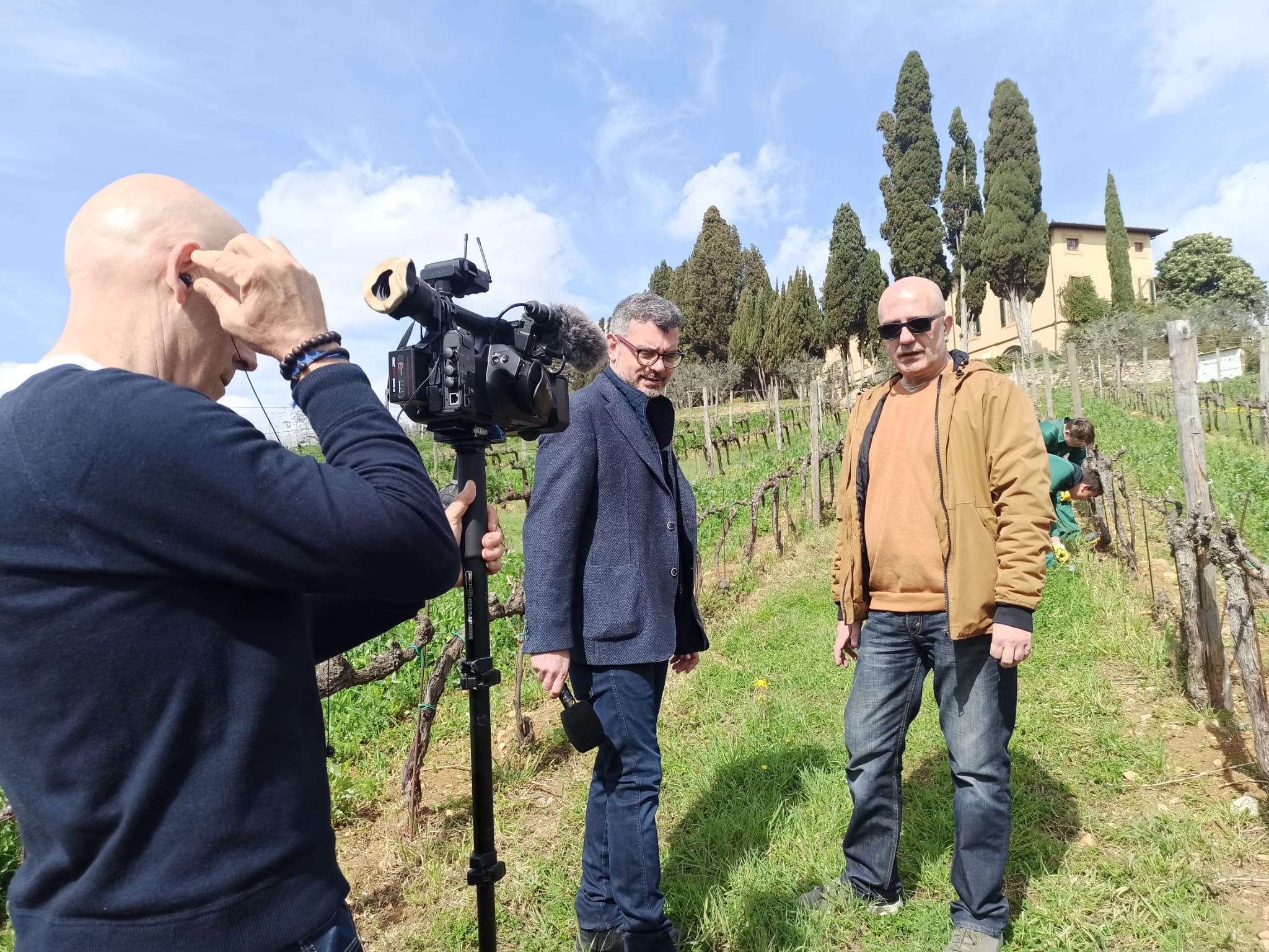 immagine nel Chianti il ritorno alla terra conquista i giovani...e la Tv_7