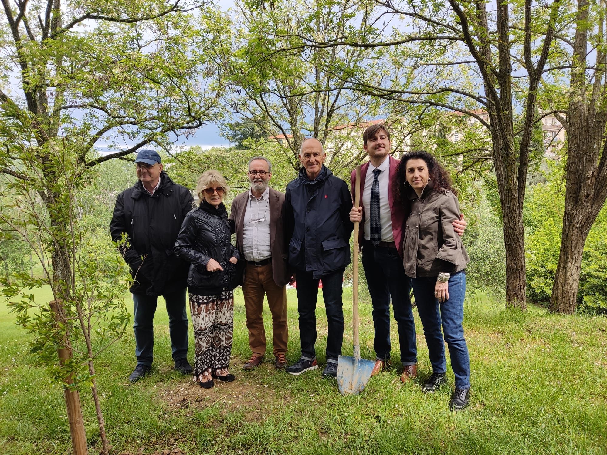 immagine albero melograno in memoria vittime Cutro