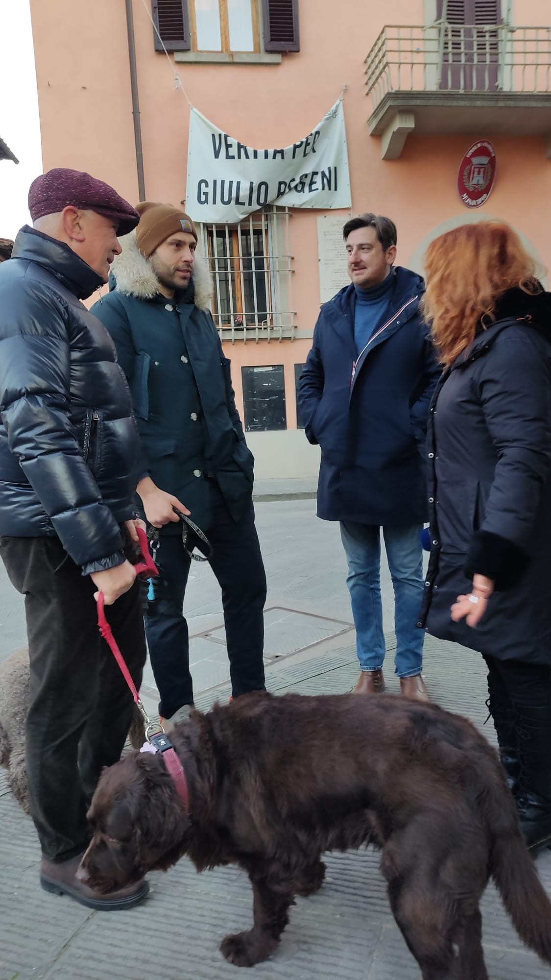 immagine sindaco Ciappi con proprietari di cani in centro storico