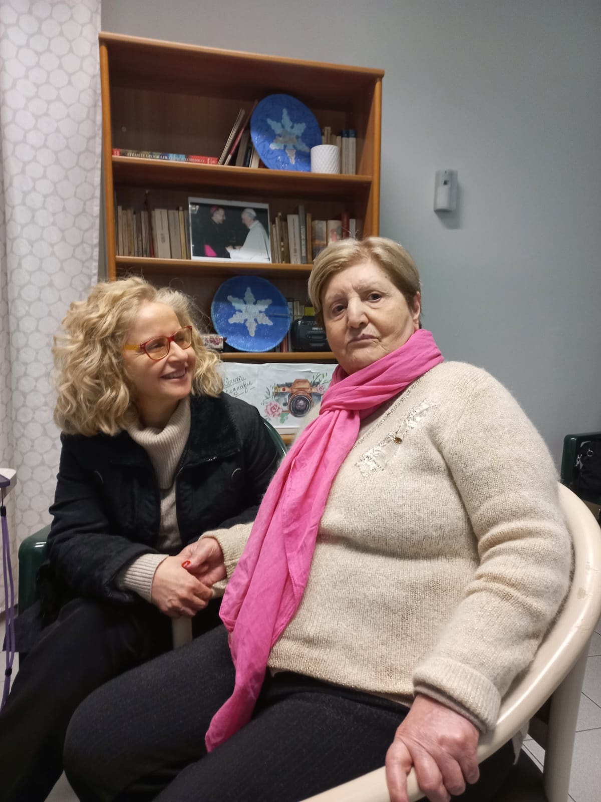 La Vicesindaca Monica Toniazzi con l'amica ospite della RSA