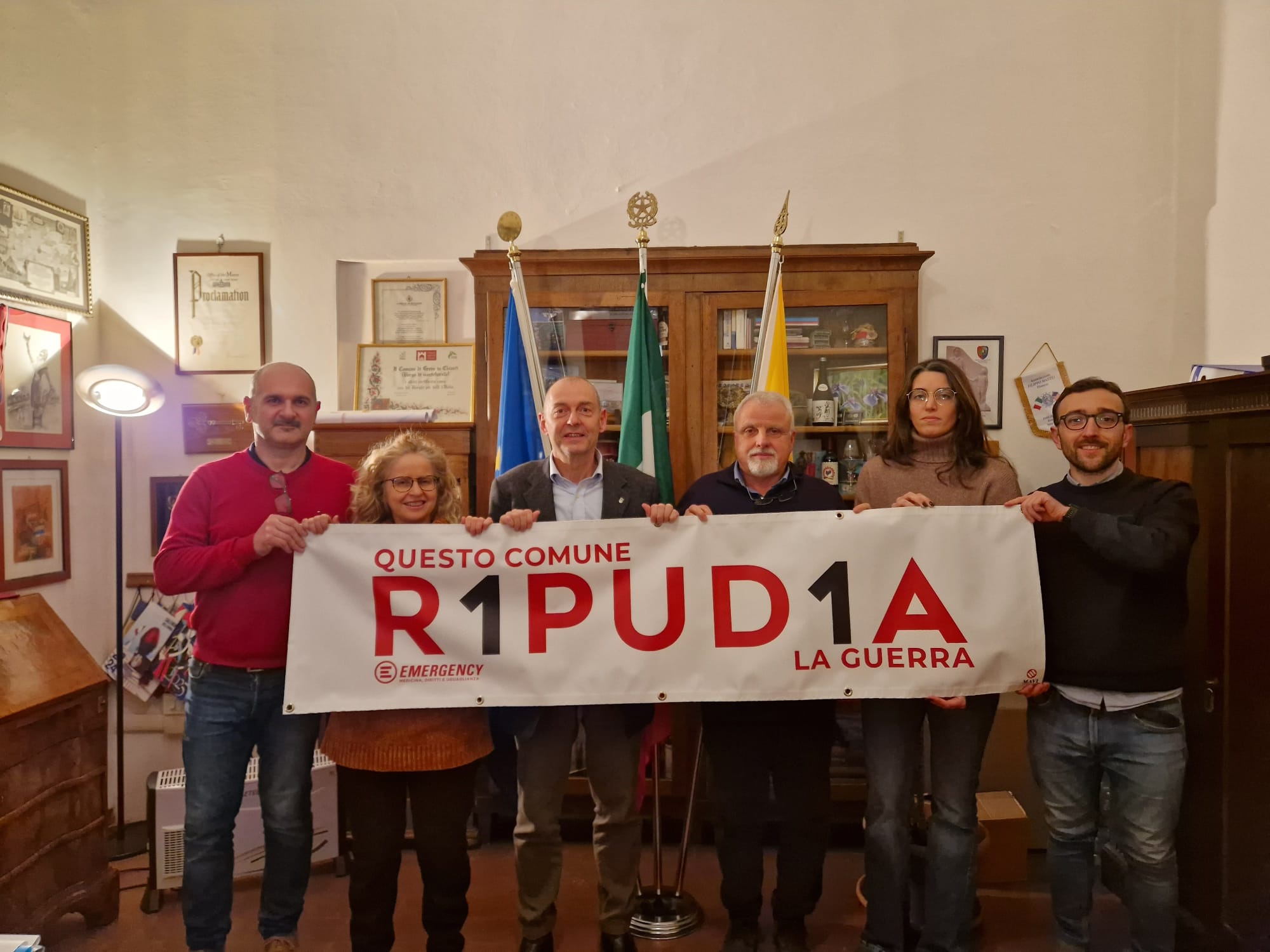 Striscione Emergency contro le guerre