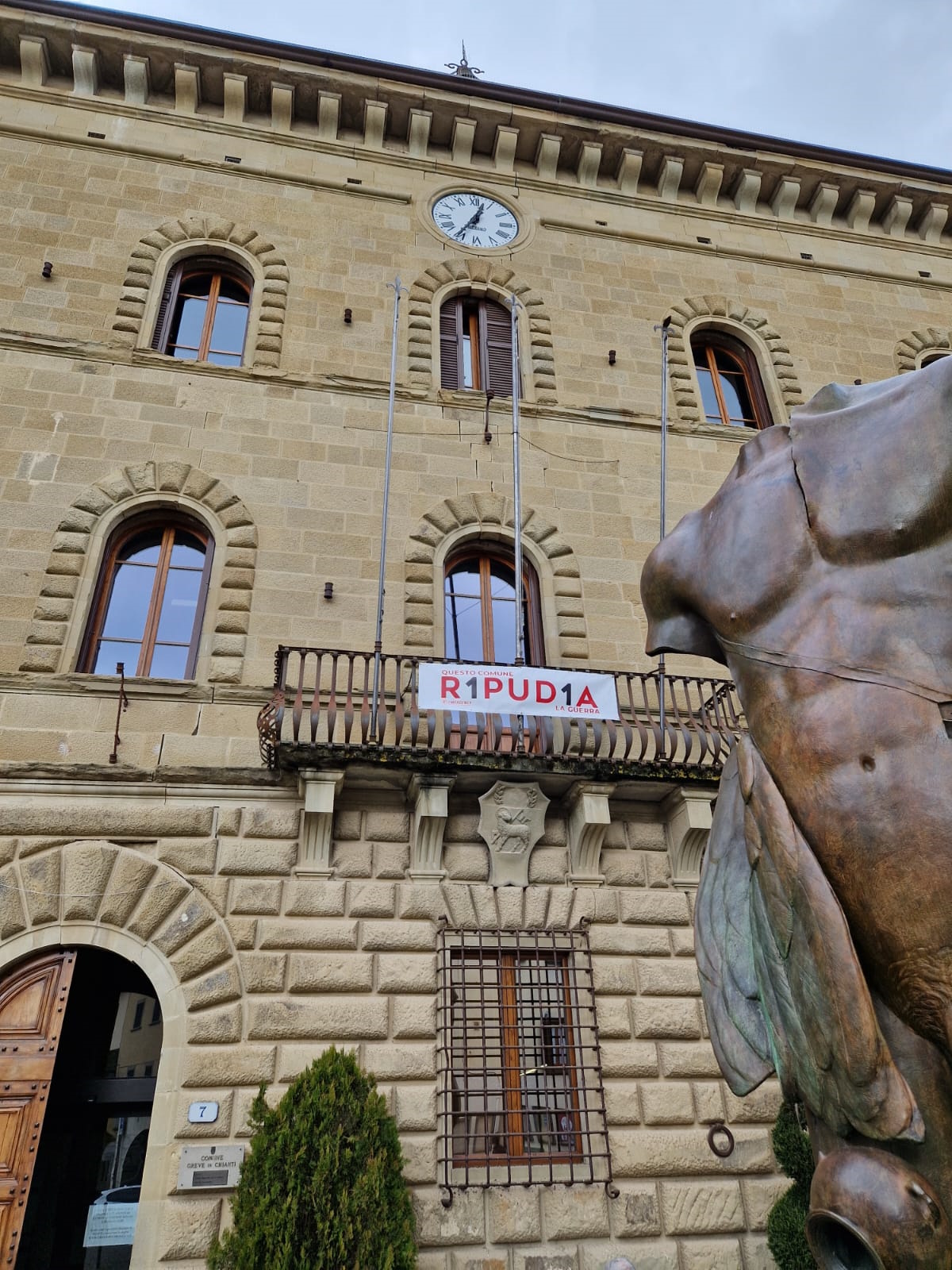Striscione Emergency contro le guerre