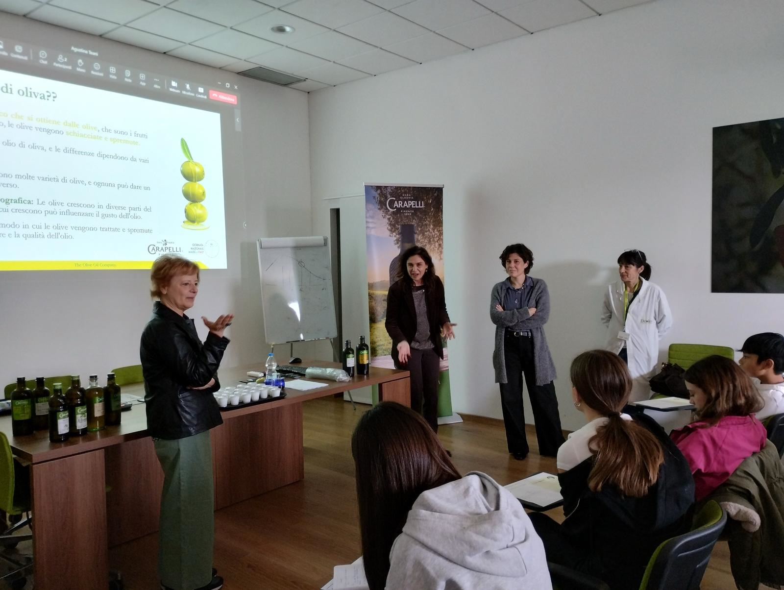 Barberino Tavarnelle, 15 aprile 2025  Un ‘viaggio fisico e sensoriale’ alla scoperta della qualità di uno dei prodotti tipici del Paese: l’olio extra vergine di oliva. E’ così che scuola, Comune e realtà economiche del territorio celebrano oggi la Giornata nazionale del Made in Italy, l’iniziativa promossa dal Ministero delle Imprese che mira a dare risalto alla creatività italiana e all’eccellenza dell’imprenditoria nazionale. L’azienda Carapelli Firenze, con il suo storico stabilimento, situato a Sambuca 