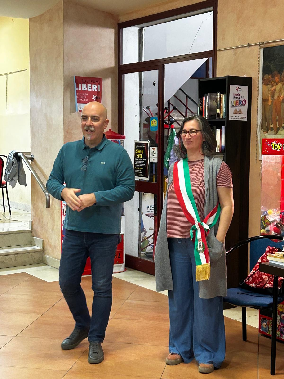 Inaugurazione scaffale libero scambio