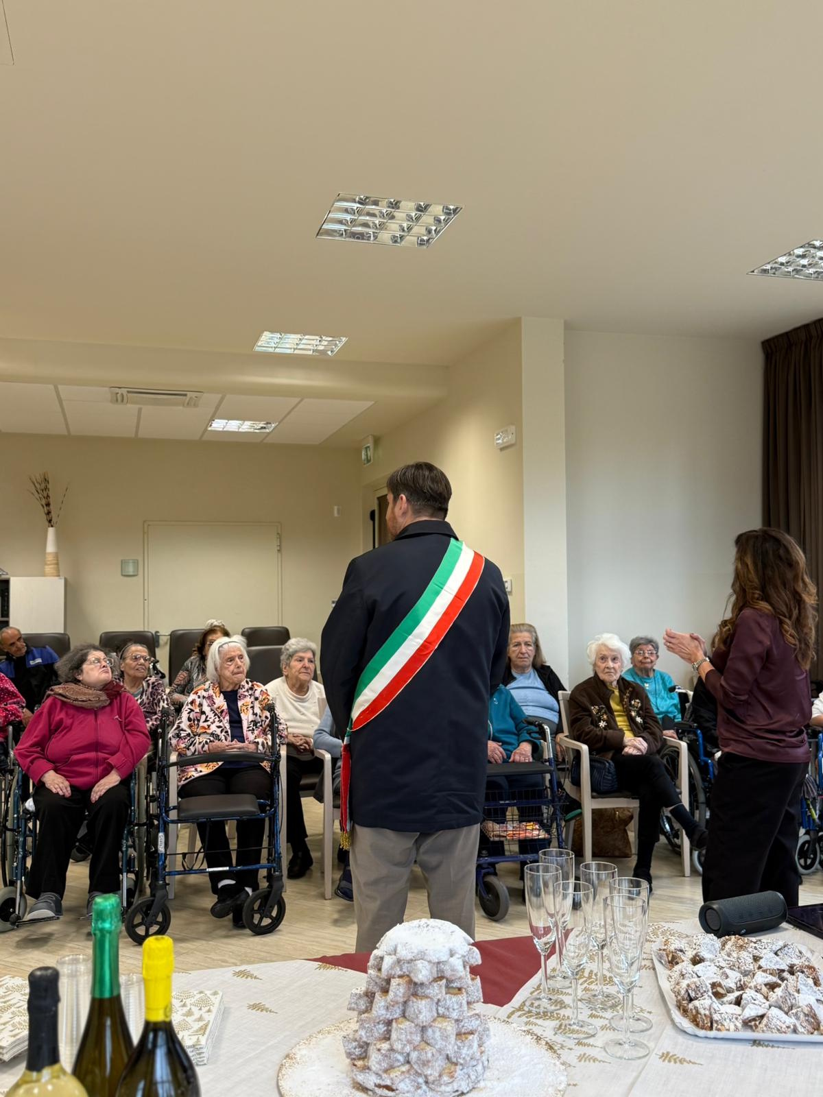 Il Sindaco festeggia l'arrivo del Natale in RSA