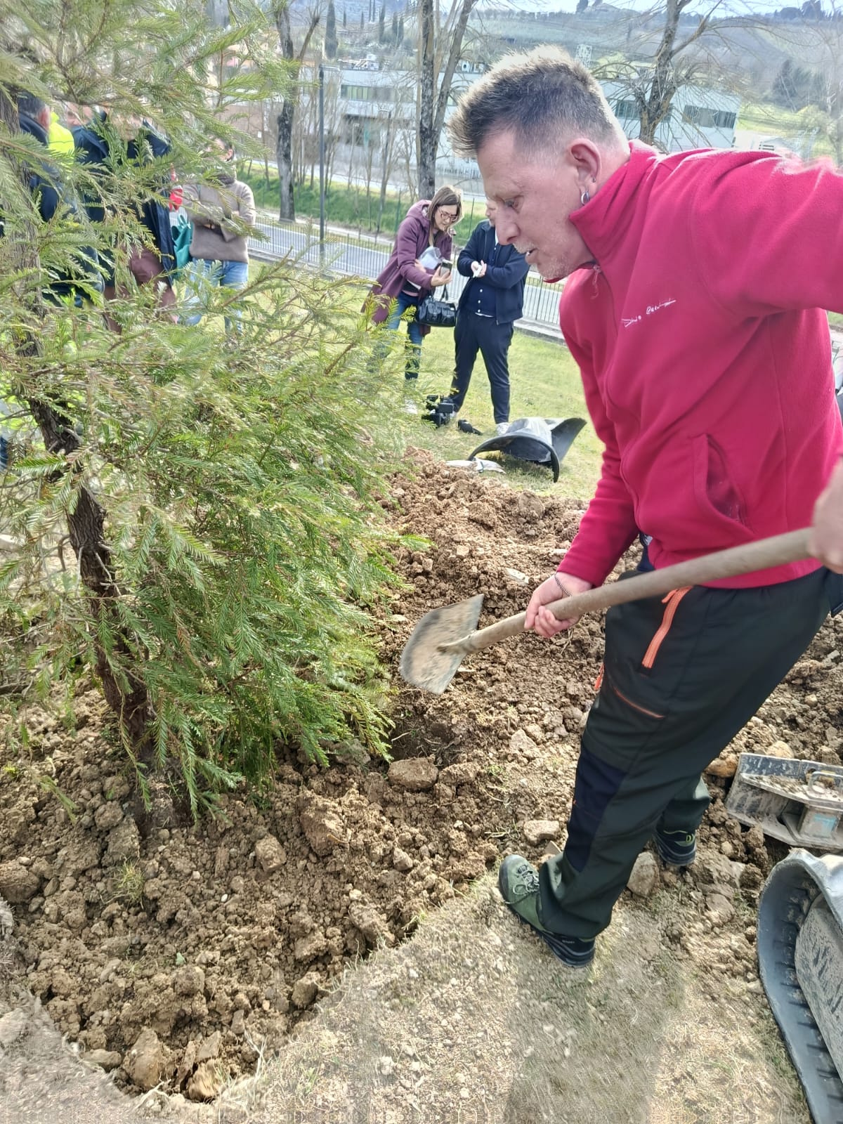 Ospite di Ponticelli alla piantumazione della Sequoia