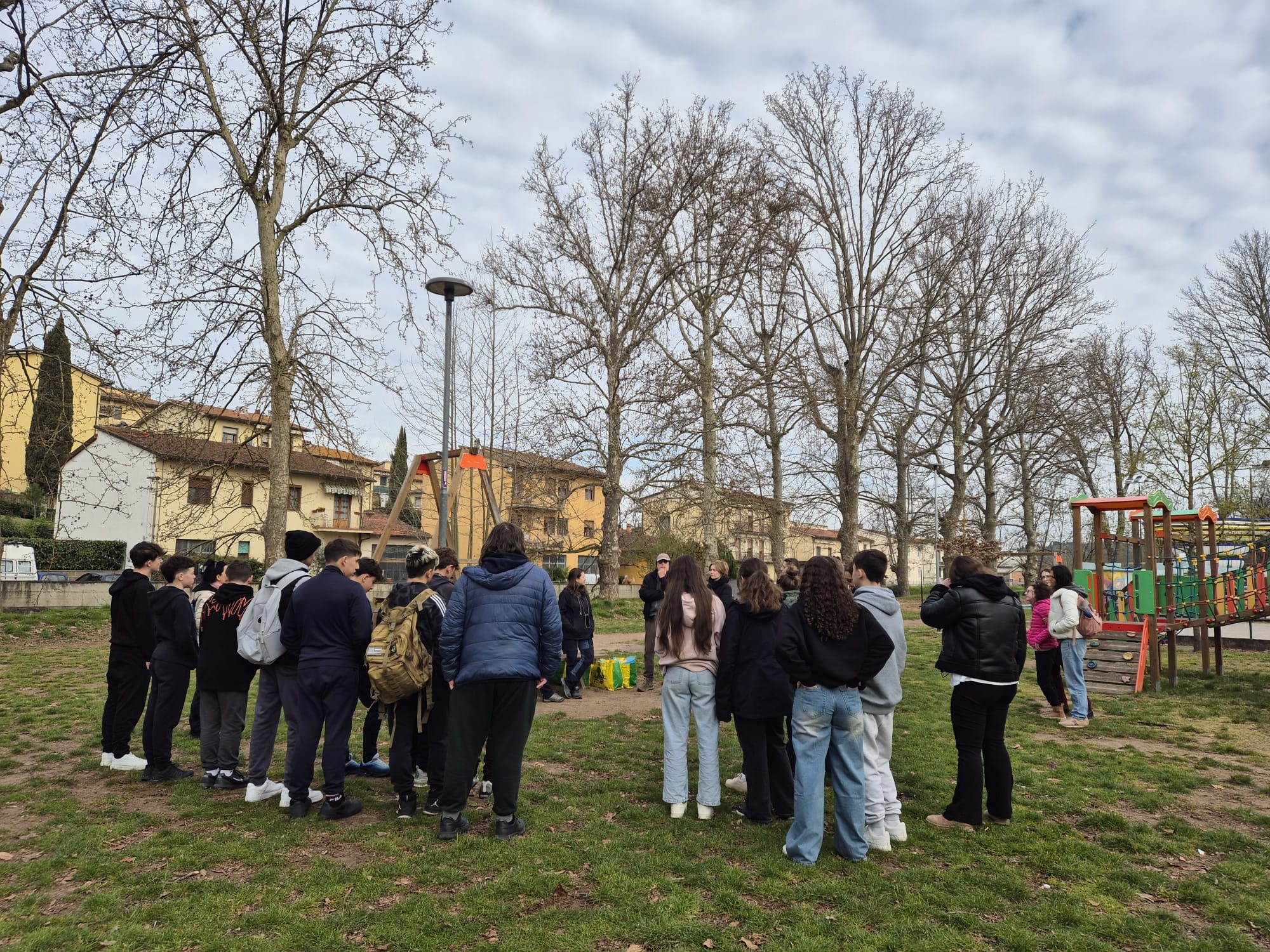 Studenti lungo il fiume
