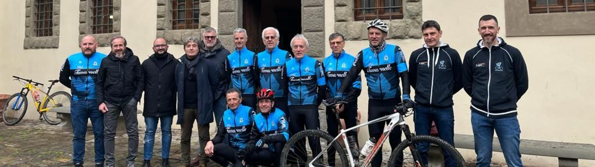 immagine ciclisti a Palazzo malaspina