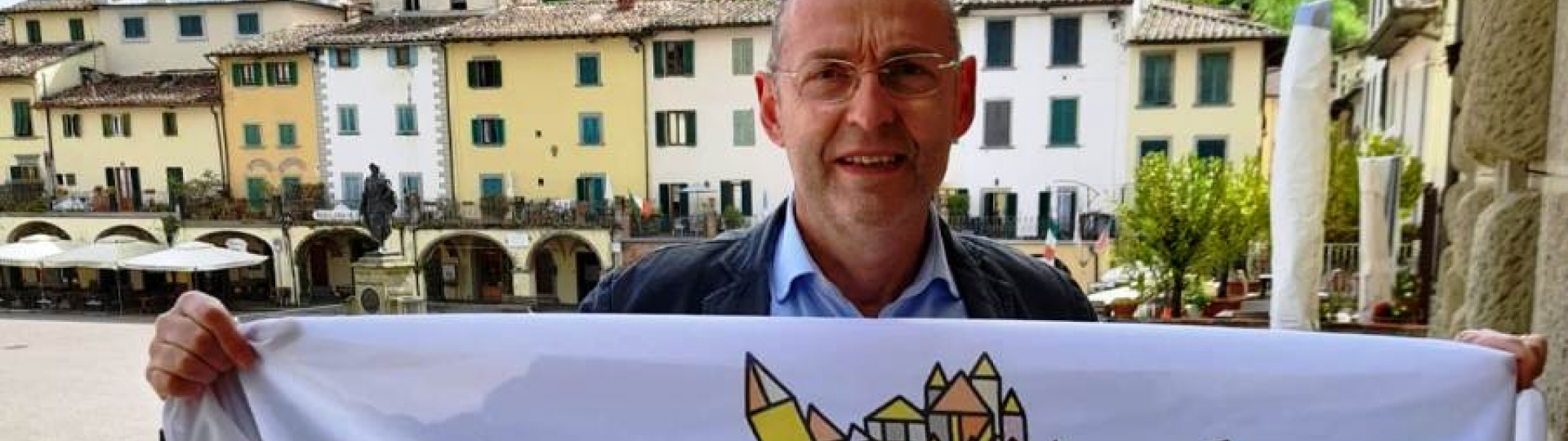 immagine Paolo Sottani con bandiera slow Greve in Chianti