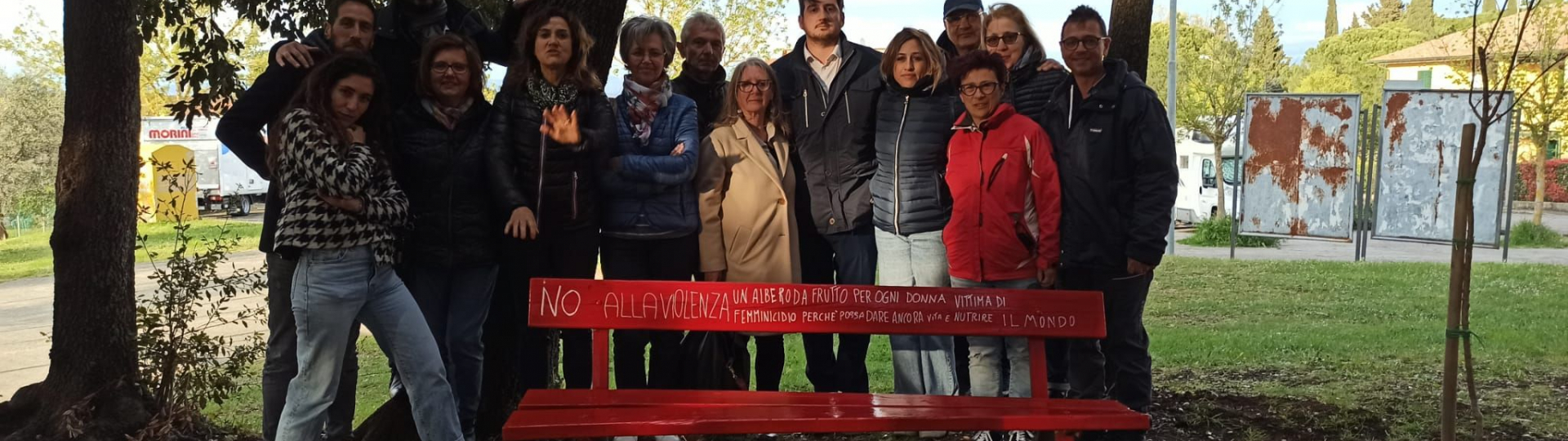 immagine panchina rossa e un albero piantato nel boschetto dell’Uccellare