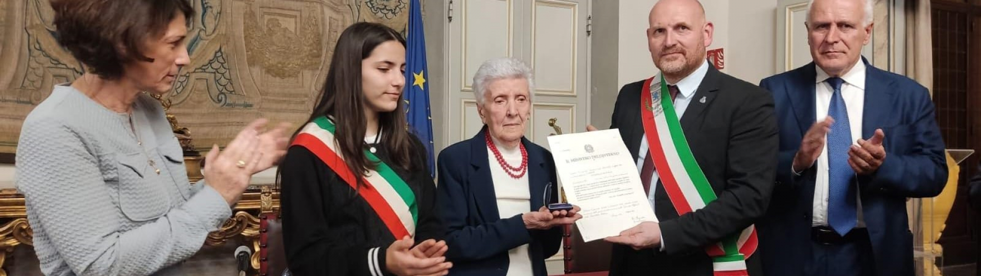 Conferimento medaglia d'oro a Mirella Lotti
