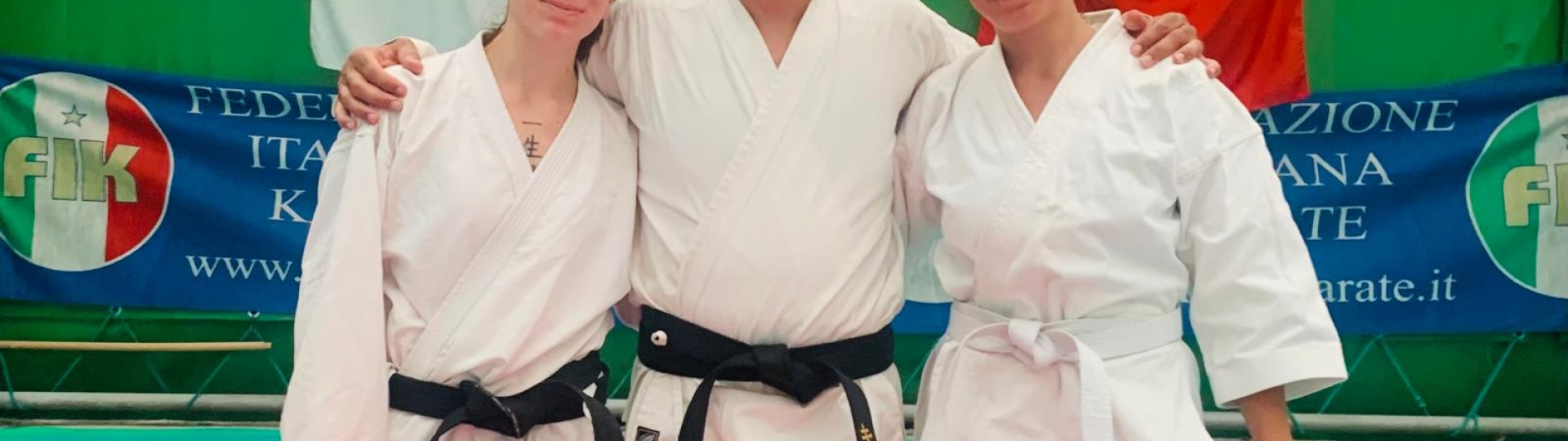 Le atlete con il loro Maestro