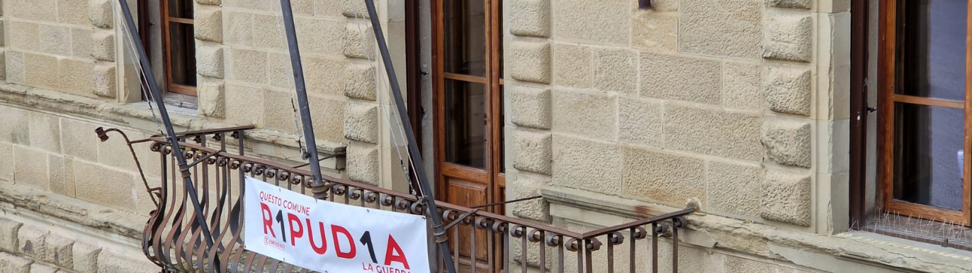 Striscione appeso al Palazzo Comunale 