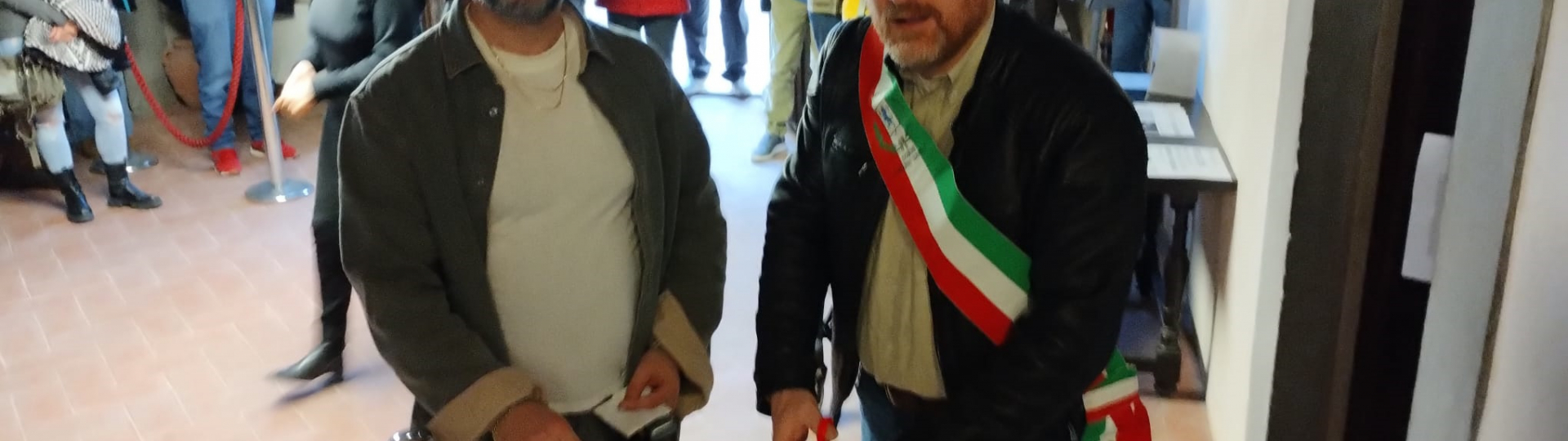 Taglio del nastro mostra fotografica Elvio Pierattini