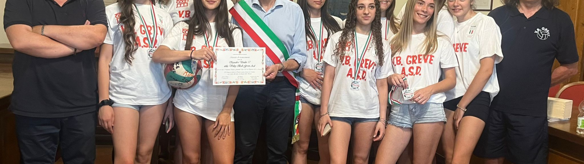 Greve in Chianti, 8 agosto 2025  Impegno, passione e talento nello sport, come strumenti di crescita e sviluppo educativo e formativo della comunità chiantigiana. È un plauso pubblico quello che l’amministrazione comunale di Greve in Chianti ha scelto di dedicare a due tra le più importanti realtà del mondo sportivo grevigiano che hanno raggiunto e conquistato risultati di primo piano nelle loro discipline di riferimento su scala regionale e nazionale.  Sono stati il Sindaco Paolo Sottani e l’Assessore allo