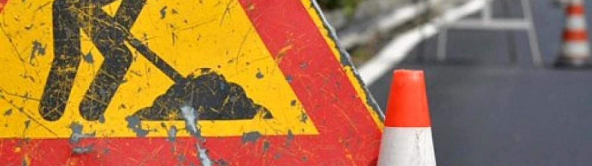 GREVE IN CHIANTI, 21 febbraio 2026. Dalla prossima settimana prende il via un nuovo investimento del Comune di Greve in Chianti che punta alla sicurezza stradale dei pedoni ed in generale ad una maggiore vivibilità dei centri abitati. Per una spesa complessiva che si aggira intorno ai 20mila euro, importo necessario alla realizzazione di un nuovo tratto di marciapiedi a Strada in Chianti, l’amministrazione comunale dà seguito al piano degli interventi che mira e mettere in sicurezza capoluogo e frazioni 