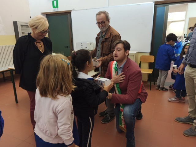 Foto consegna ecoborracce Scuola Primaria a San Casciano V.P.