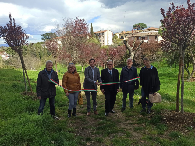 immagine Il sindaco Roberto Ciappi inaugura un viale alberato nel Parco Policrosalus
