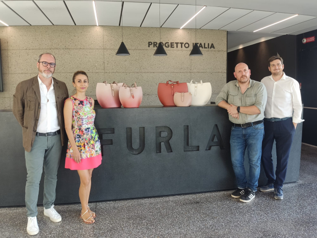 Furla da sx Emanuele Malacarne, Chief industrial Officer Furla, Elisa Corneli, pres. di Chiantiform, i sindaci David Baroncelli e Roberto Ciappi