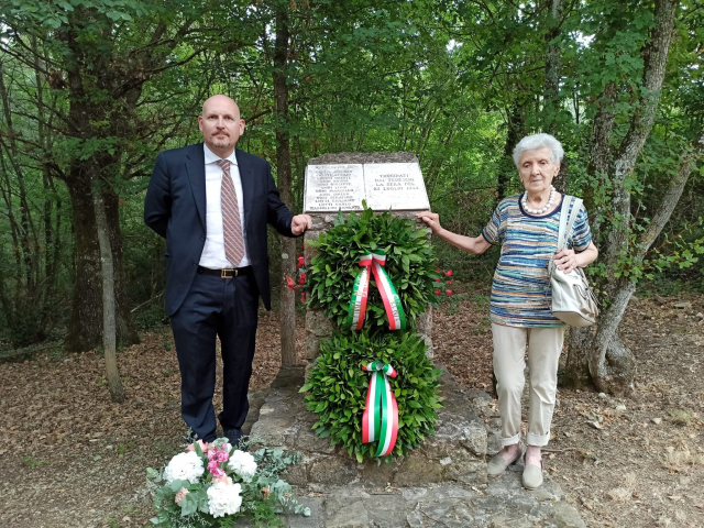 immagine Pratale_Mirella Lotti e Sindaco