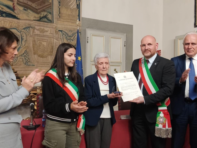 Conferimento medaglia d'oro a Mirella Lotti