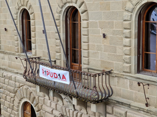 Striscione appeso al Palazzo Comunale 