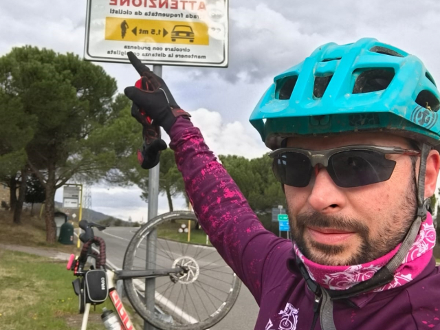 Cartelli salva ciclista