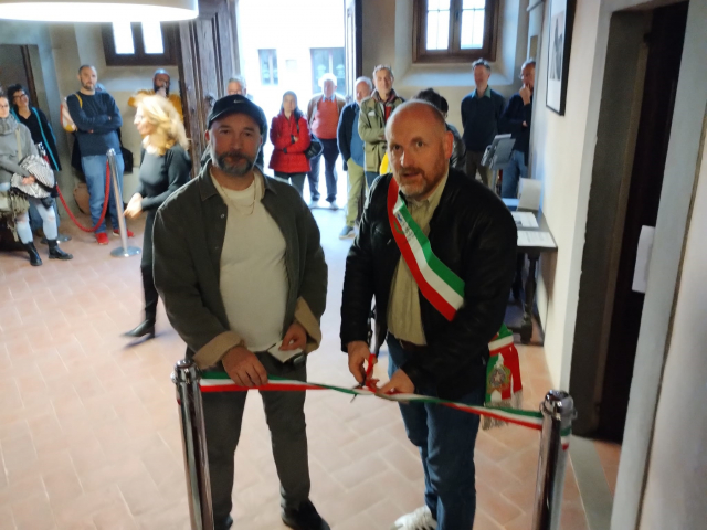 Taglio del nastro mostra fotografica Elvio Pierattini