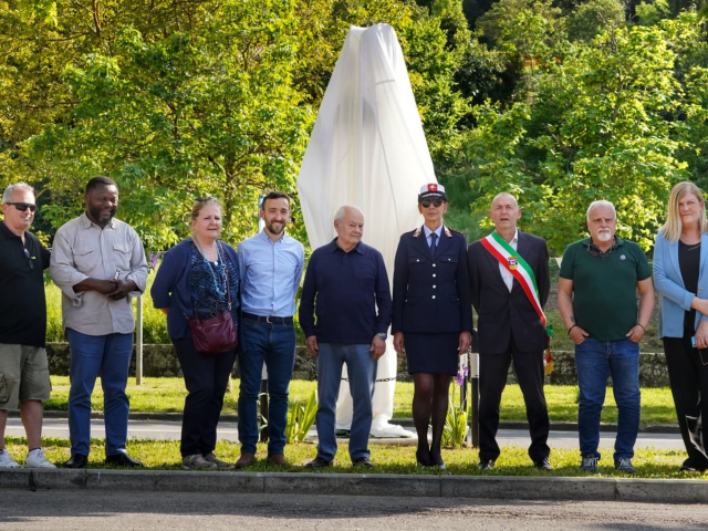 Imstallazione scultura Giaggiolo