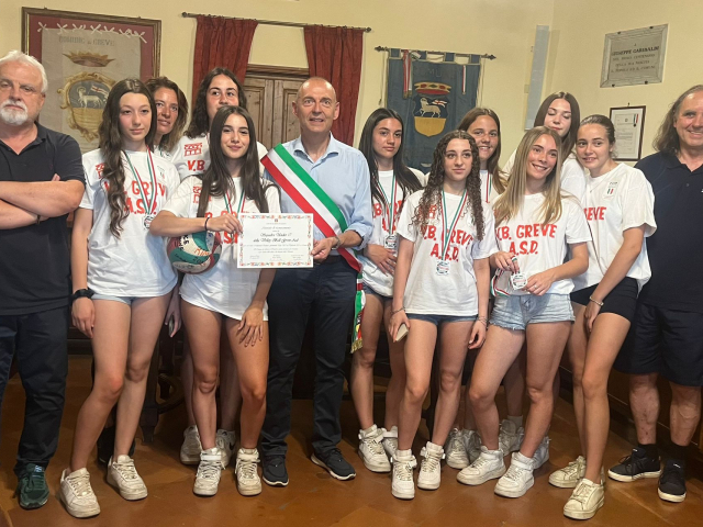 Greve in Chianti, 8 agosto 2025  Impegno, passione e talento nello sport, come strumenti di crescita e sviluppo educativo e formativo della comunità chiantigiana. È un plauso pubblico quello che l’amministrazione comunale di Greve in Chianti ha scelto di dedicare a due tra le più importanti realtà del mondo sportivo grevigiano che hanno raggiunto e conquistato risultati di primo piano nelle loro discipline di riferimento su scala regionale e nazionale.  Sono stati il Sindaco Paolo Sottani e l’Assessore allo