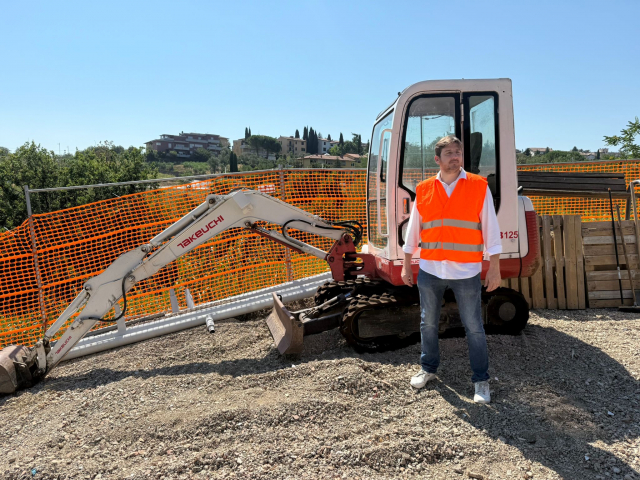 Il Sindaco Roberto  Ciappi in Viale Pertini