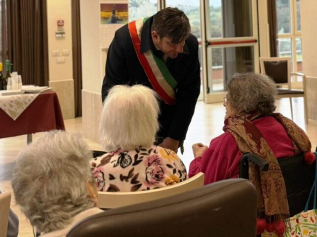 Il Sindaco festeggia l'arrivo del Natale in RSA